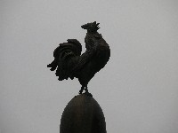  coq de france au dessus des monuments aux morts